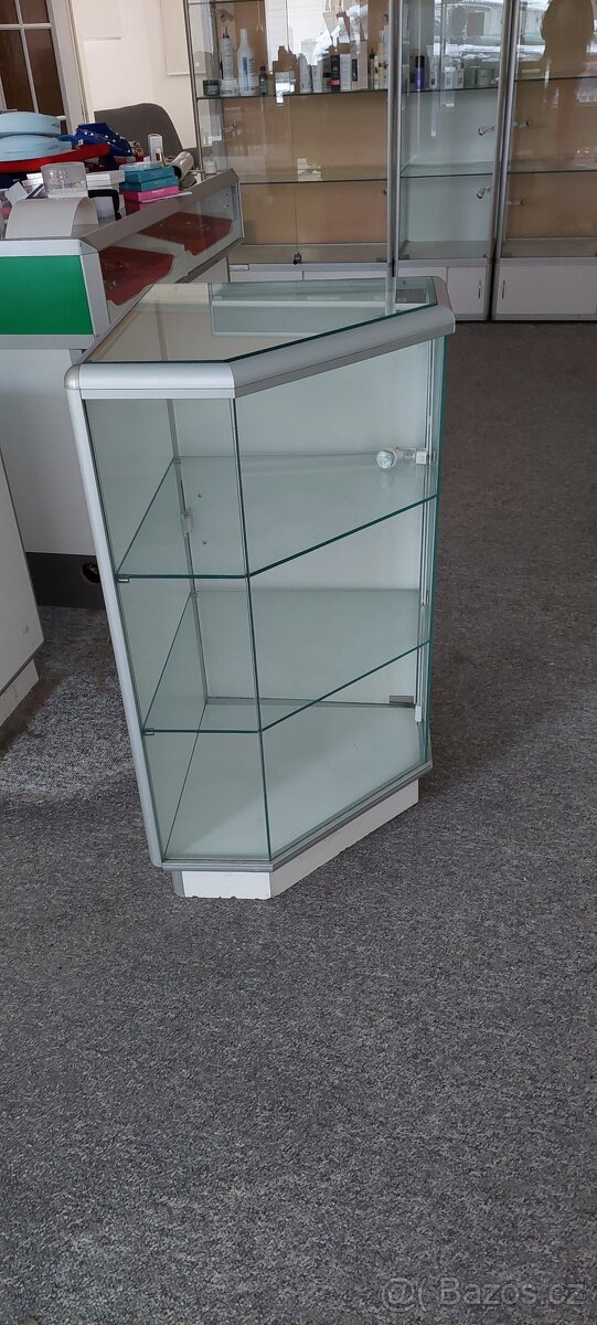 Prosklená vitrína, pult - 3