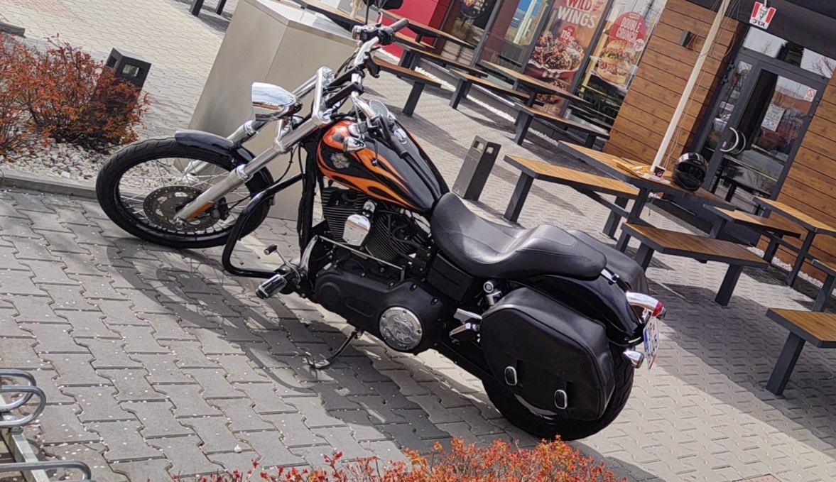 Harley Davidson Dyna Wide Glide s hromadou doplňků - 3