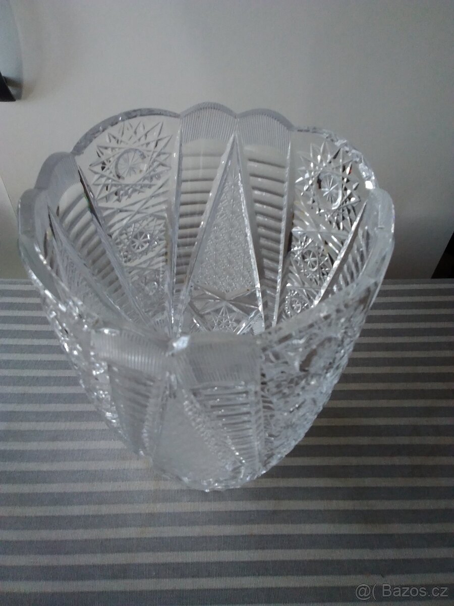 Skleněná broušená váza. - 3