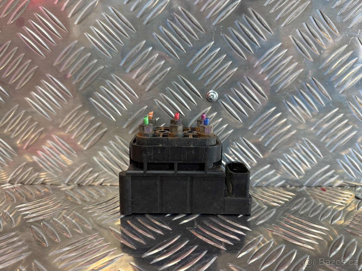 ROZDĚLOVAČ VZDUCHU AUDI 4F0616013 - 3