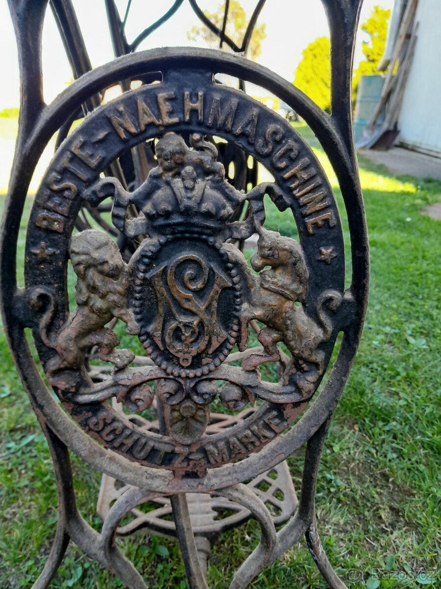 Starý šicí stroj - 3