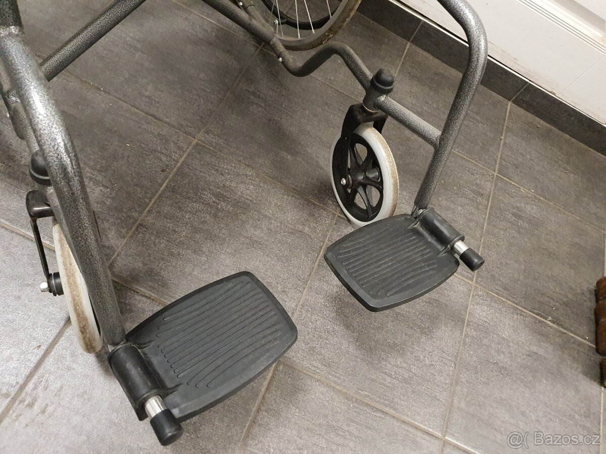 skládací invalidní vozík PLNÁ KOLA - 3