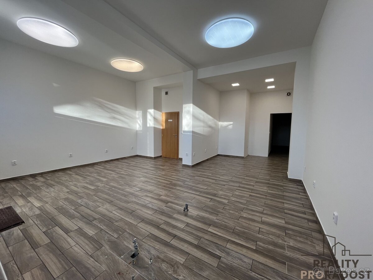 PRONÁJEM KOMERČNÍCH PROSTOR 75m2, Macharova ul., Mor. Ostrav - 3