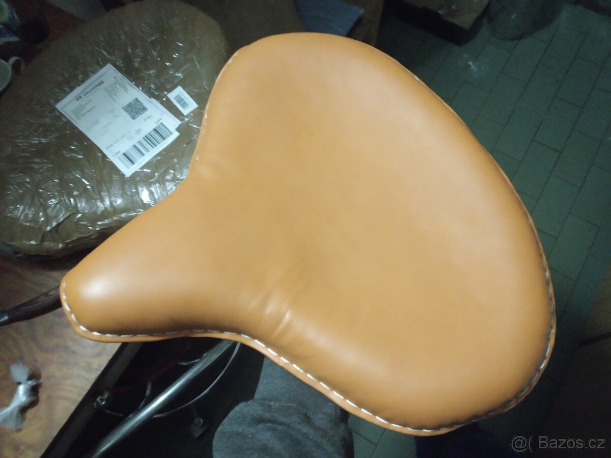 Prodám na Harley Davidson solo seat, hnědá, světlá ků - 3