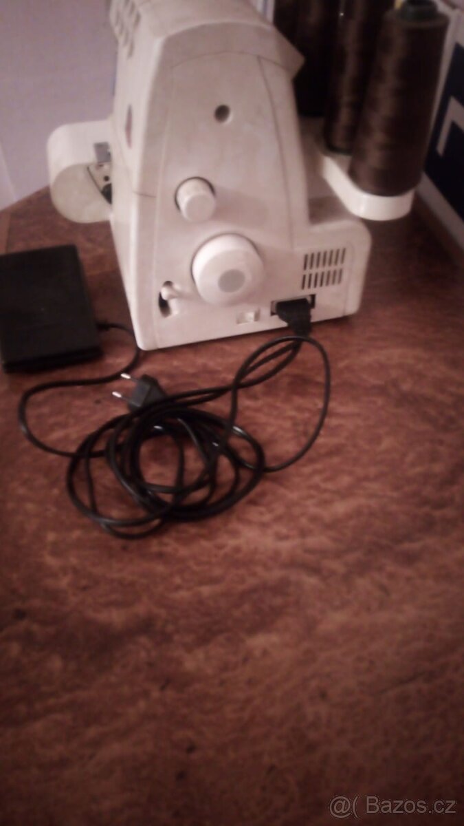 Šicí stroj Singer Overlock S010L, cena dohodou - 3