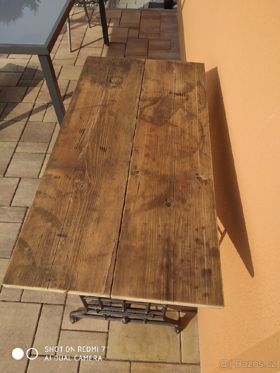 Litinový stolek s deskou z masivu s patinou. - 3