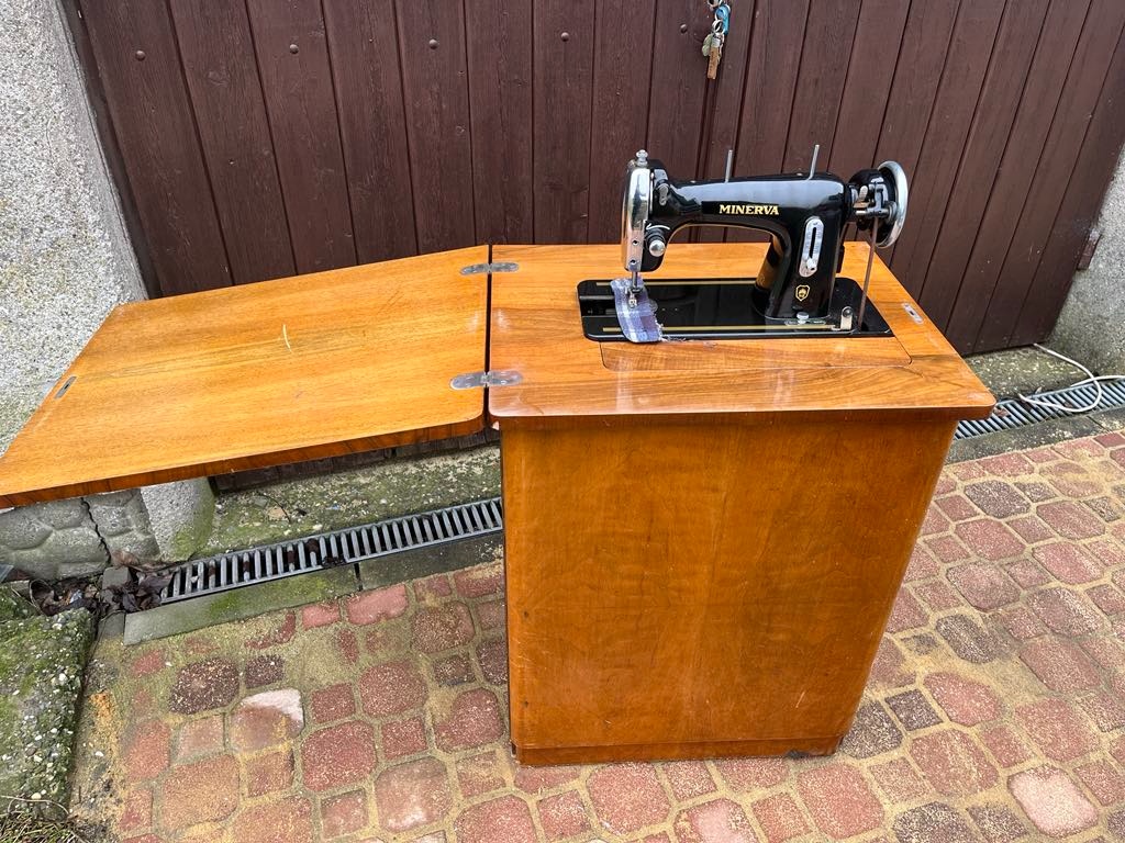 Prodám funkční zachovaly šicí stroj Minerva - 3