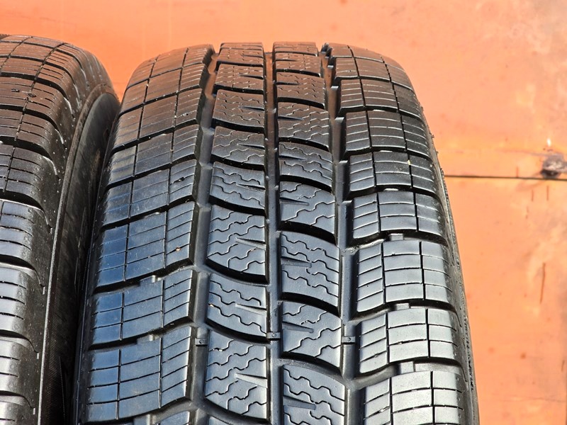 Celoroční Vredestein 215/70/15C + disky - 3