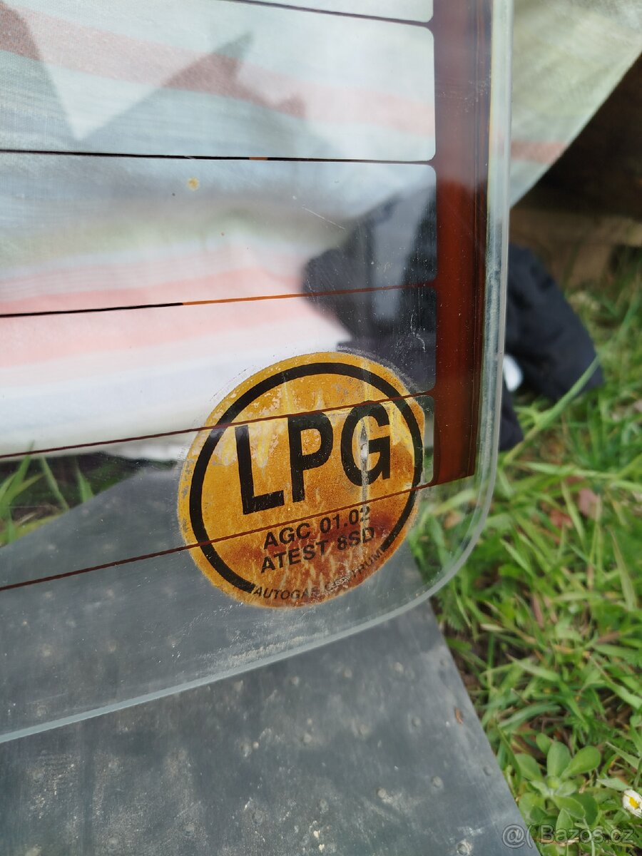 Škoda Felicie sklo kufru - 3