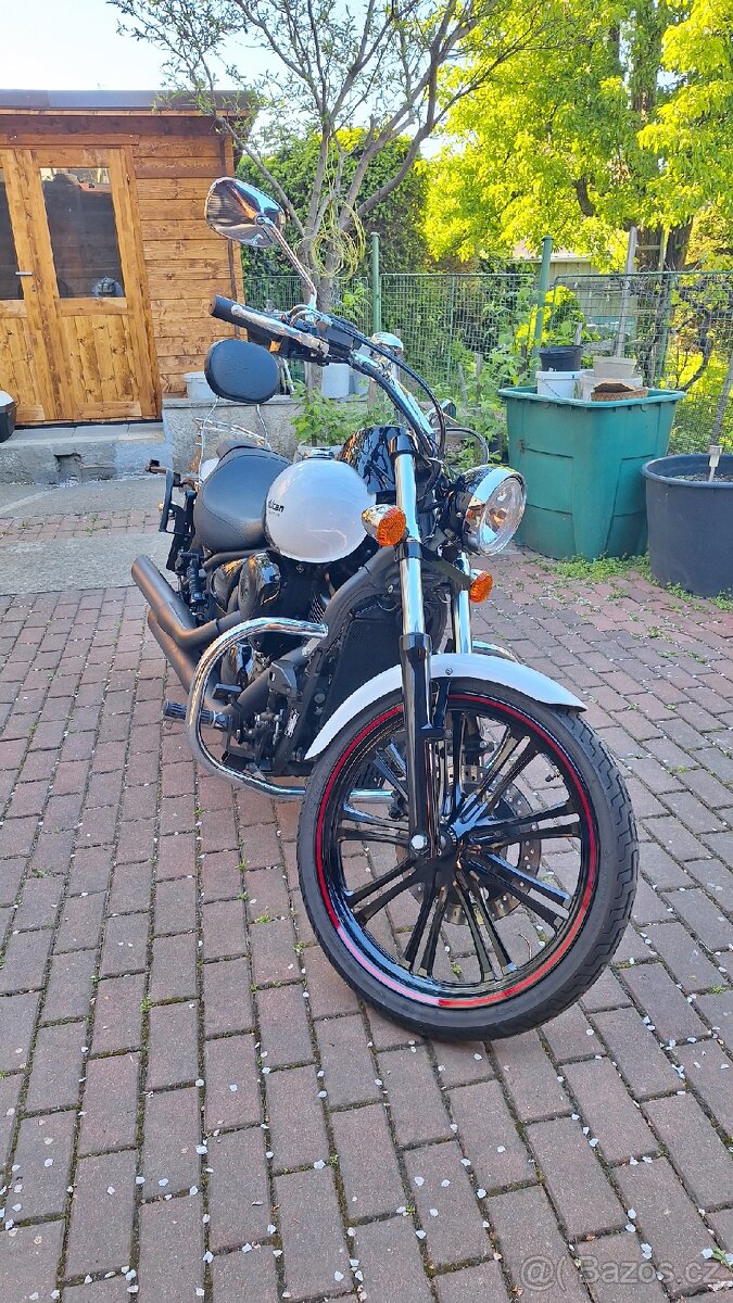 Kawasaki Vulcan 900 Custom - 3