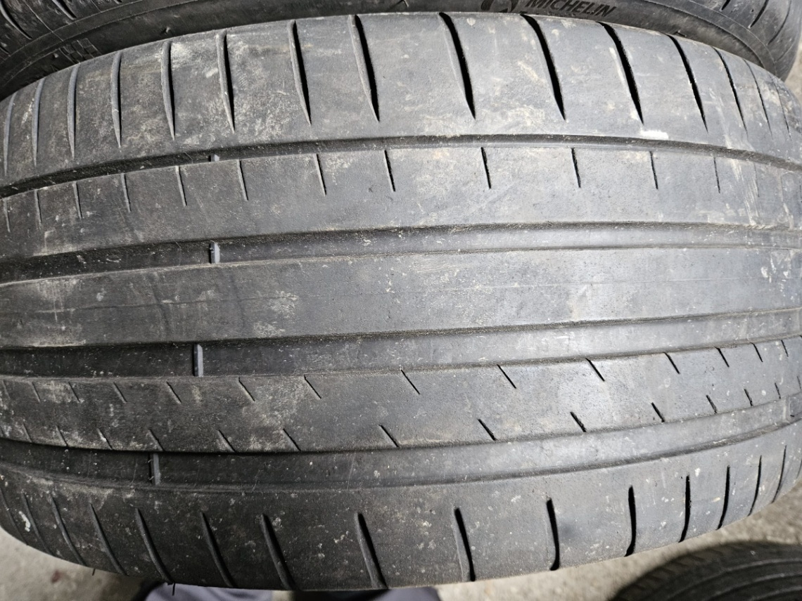 255/40R20 - 3