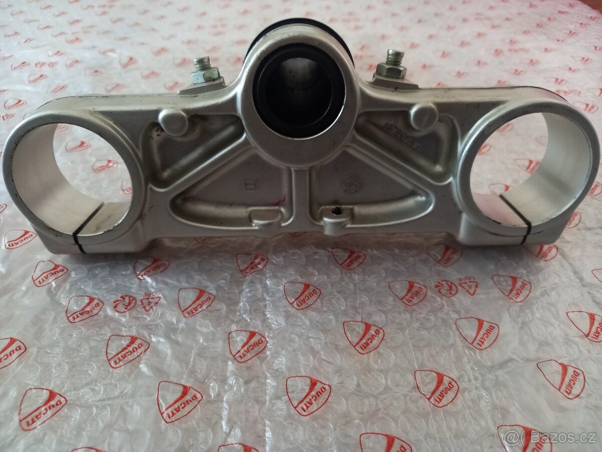 Uchyceni předních tlumičů - 3