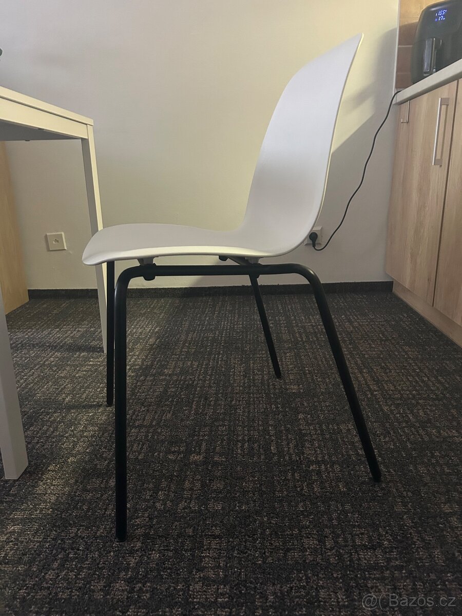 Kuchyňský stůl se židlemi - 3