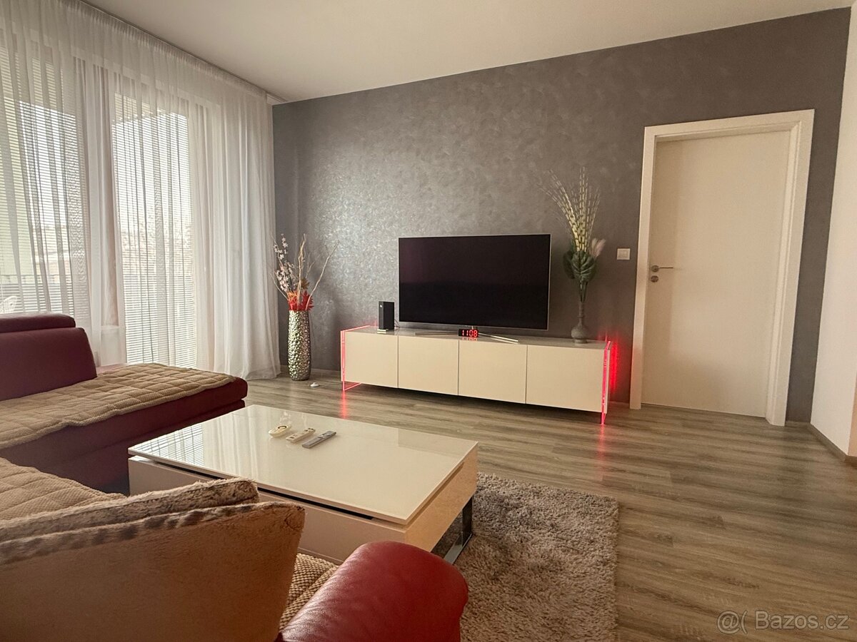 Prodej bytu 2+kk 59 m² s balkonem, garáží a sklepem - 3