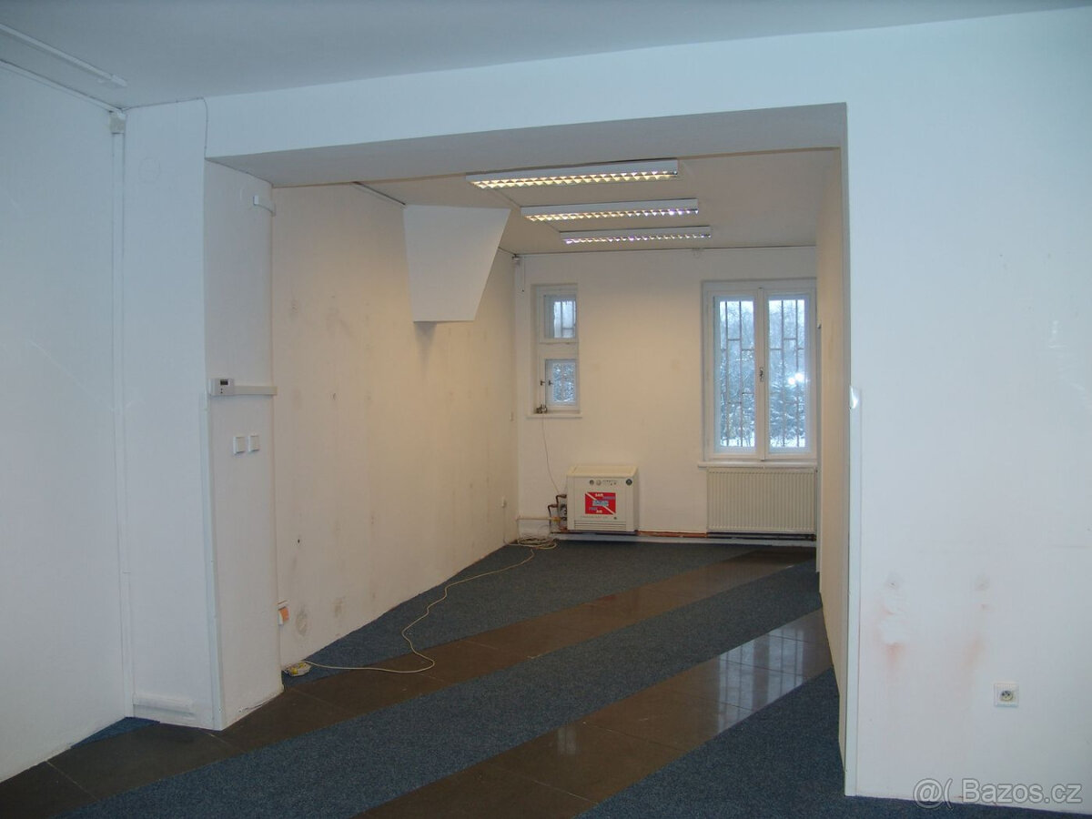 Obchodní prostory v přízemí. U zast. tramvaje Prostorná. Vým - 3