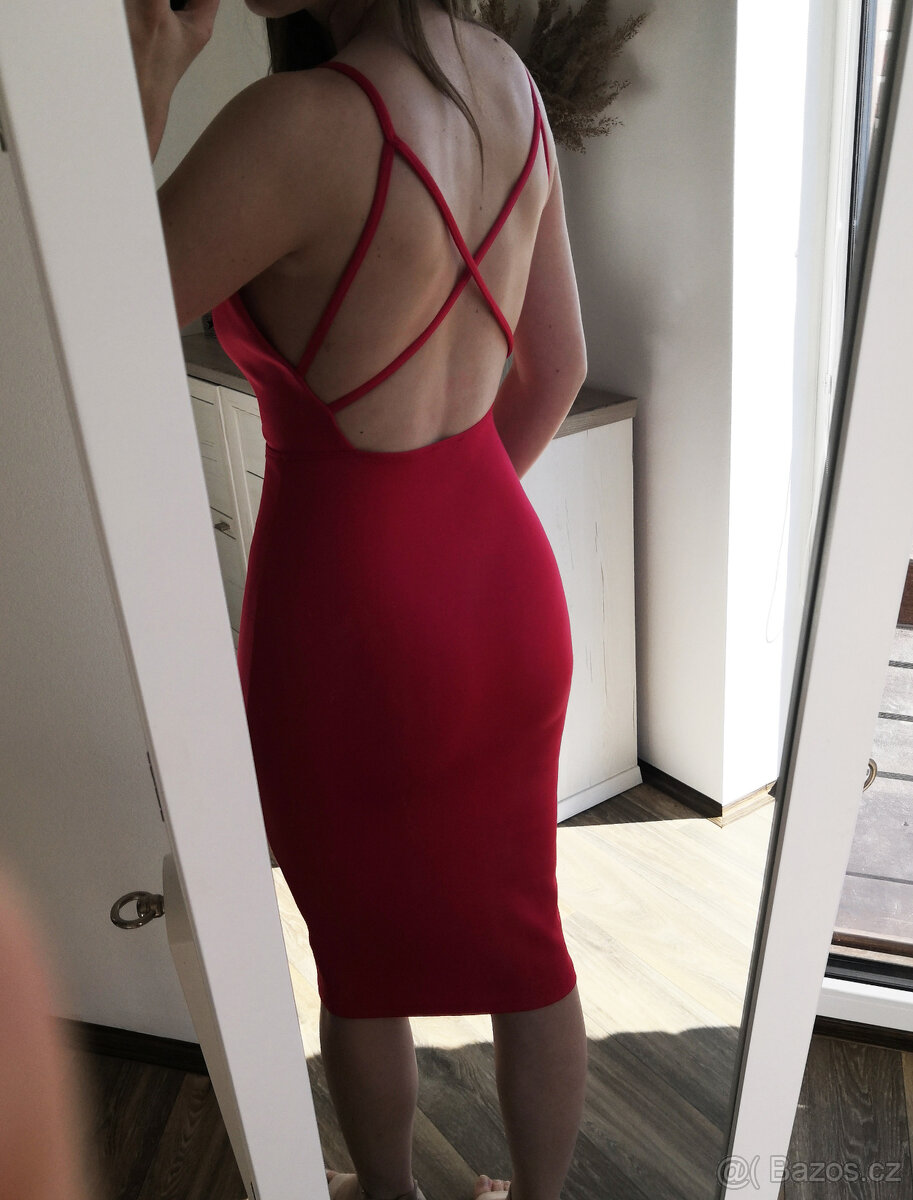 Sexy červené šaty s výstřihem a odhalenými zády - 3