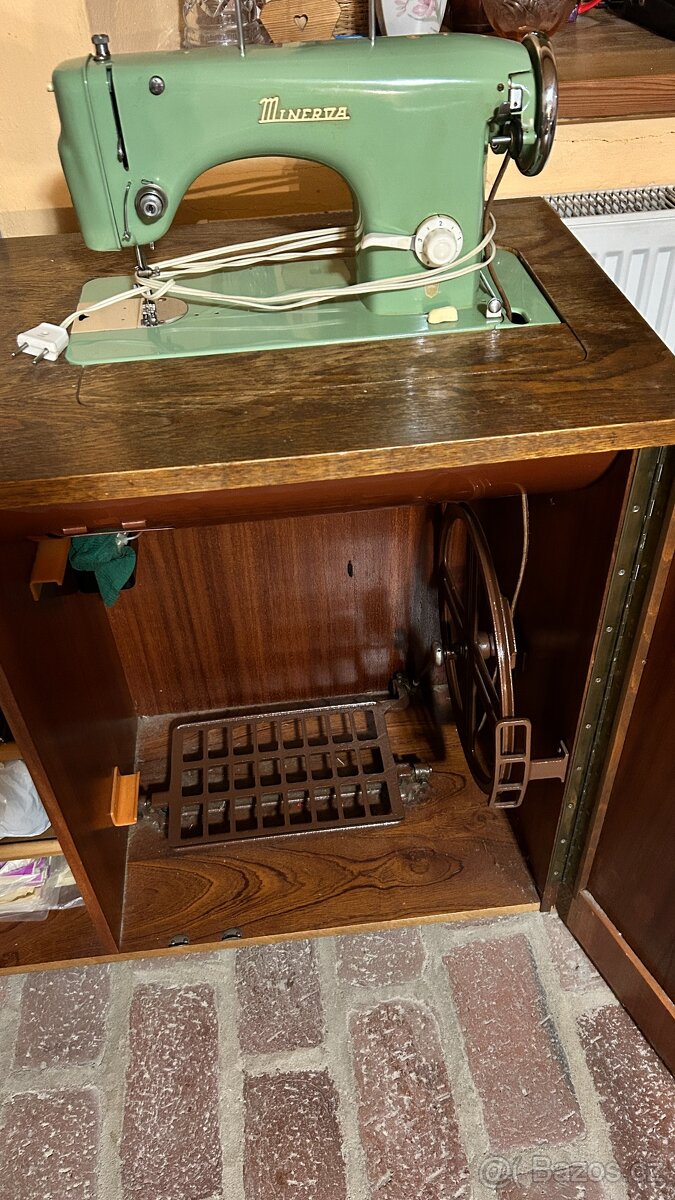 Skříňkový šicí stroj - 3