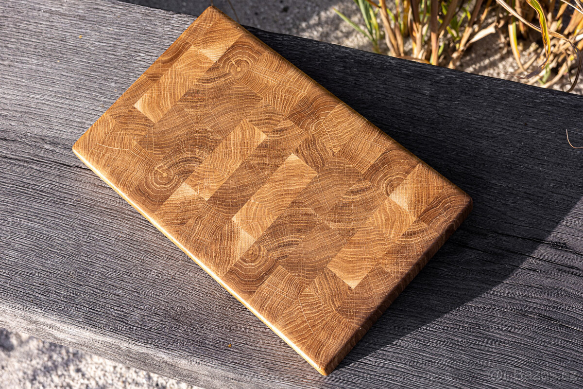 Dubová kuchyňská prkénka v atraktivním kostičkovém vzoru - 3