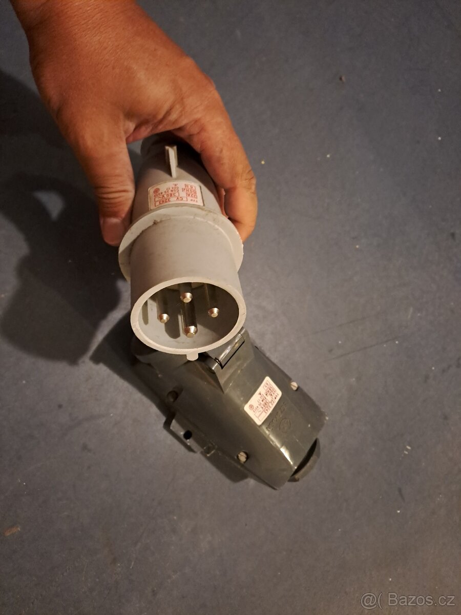 Zásuvka 380V - 3