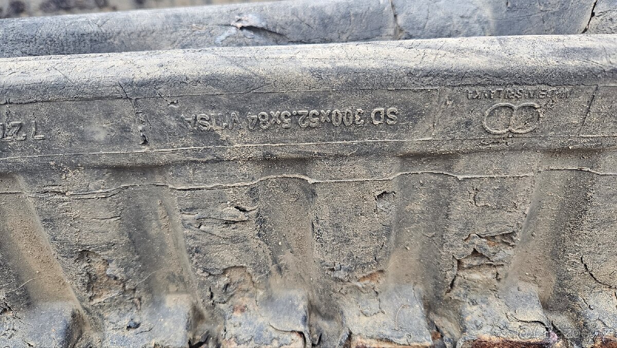 2x pás na bagr 300x52.5x84 - 3