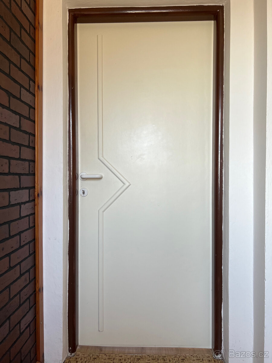 Garážová vrata a interierové dveře. - 3