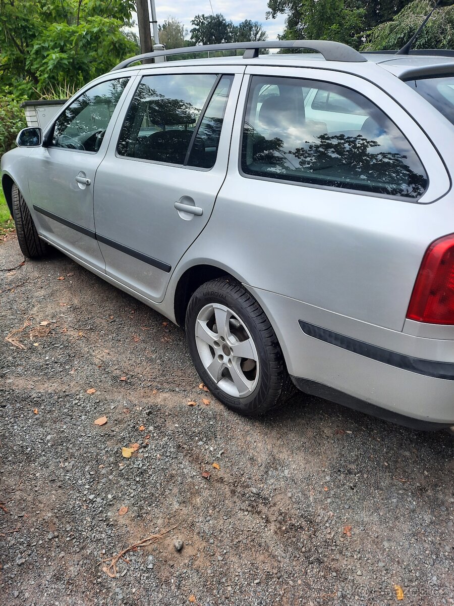 Škoda Octavia 2 2.0tdi seda červená cerna dily - 3