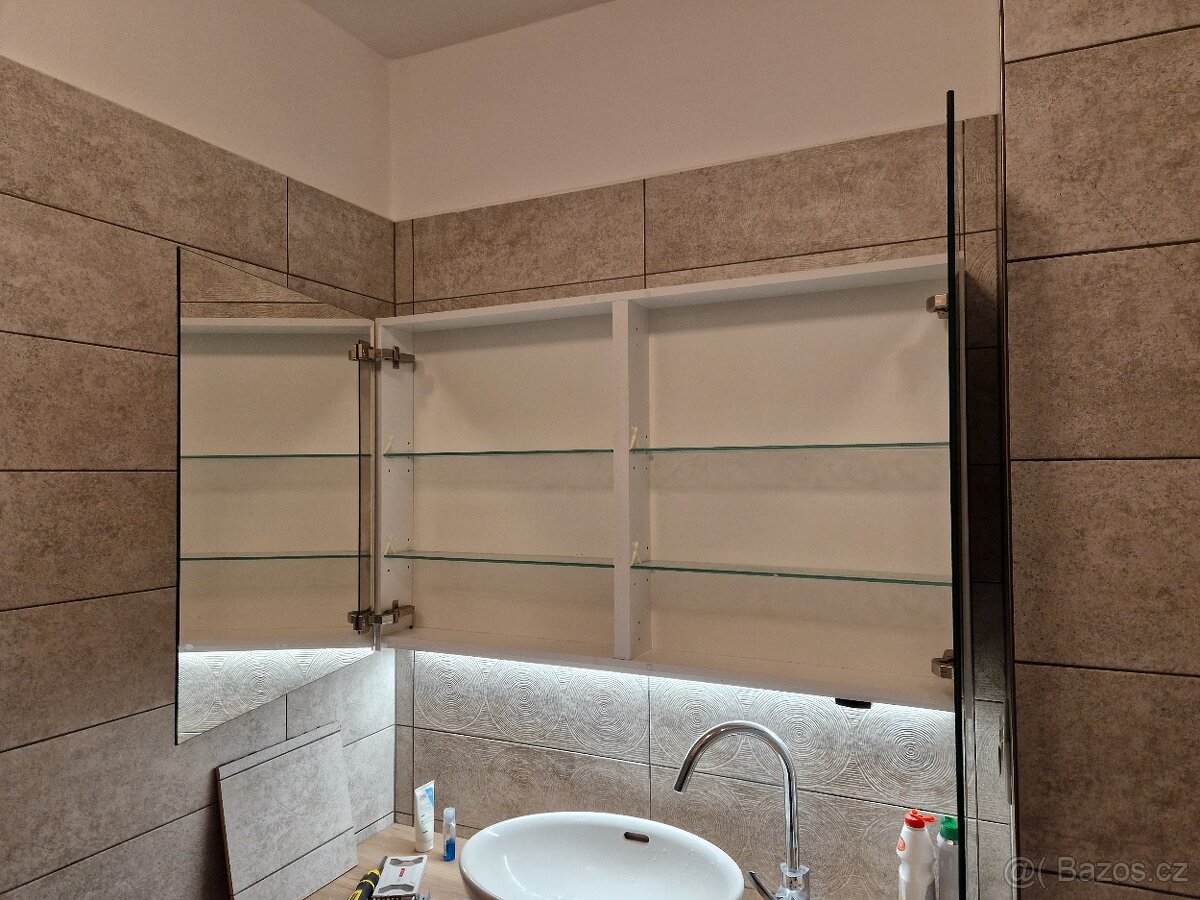 Galerka se zrkadly a podsvicenim - 3