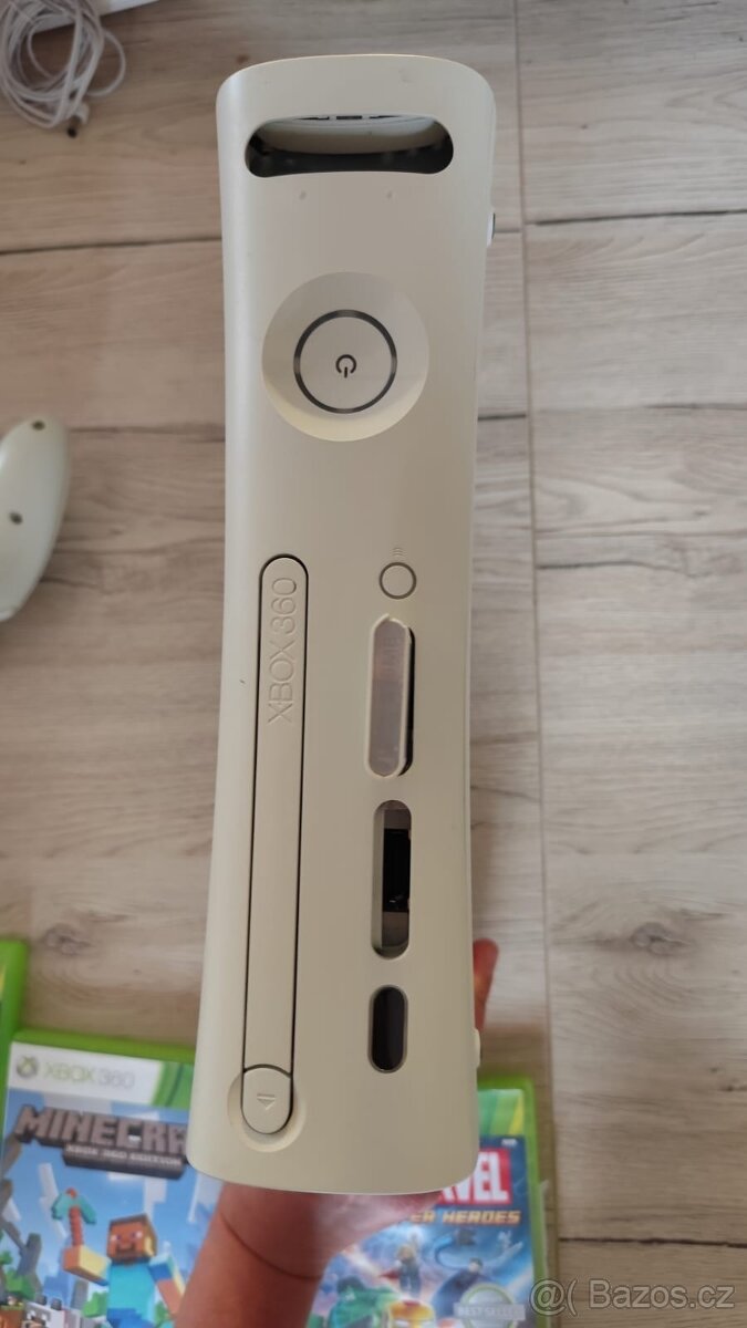 Xbox 360 + 2 ovladače + 4 hry - 3