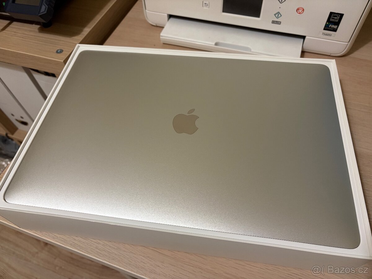 MacBook Pro 15“ 2017 2.8Ghz i7 Silver, Krásný stav - 3