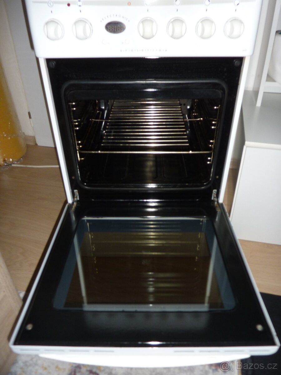 Elekrtický sporák Mora 3479, plně funkční, čistý - 3