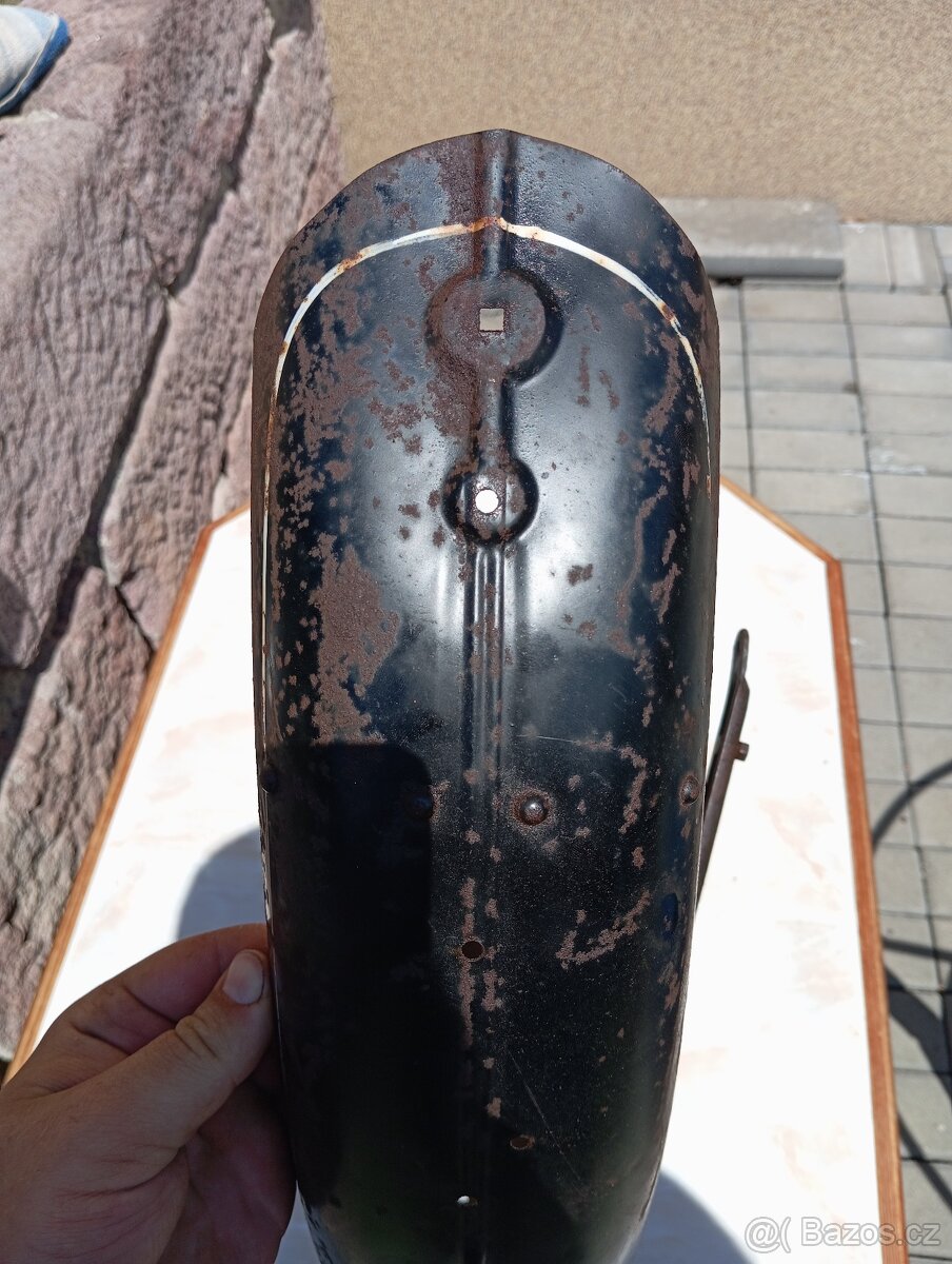 Prodám nádherný zadní blatník na čz 125 T, B, - 3