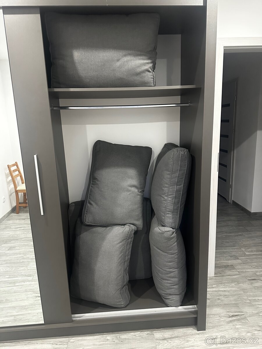 Šatní skříň šedá se zrcadlem - 3