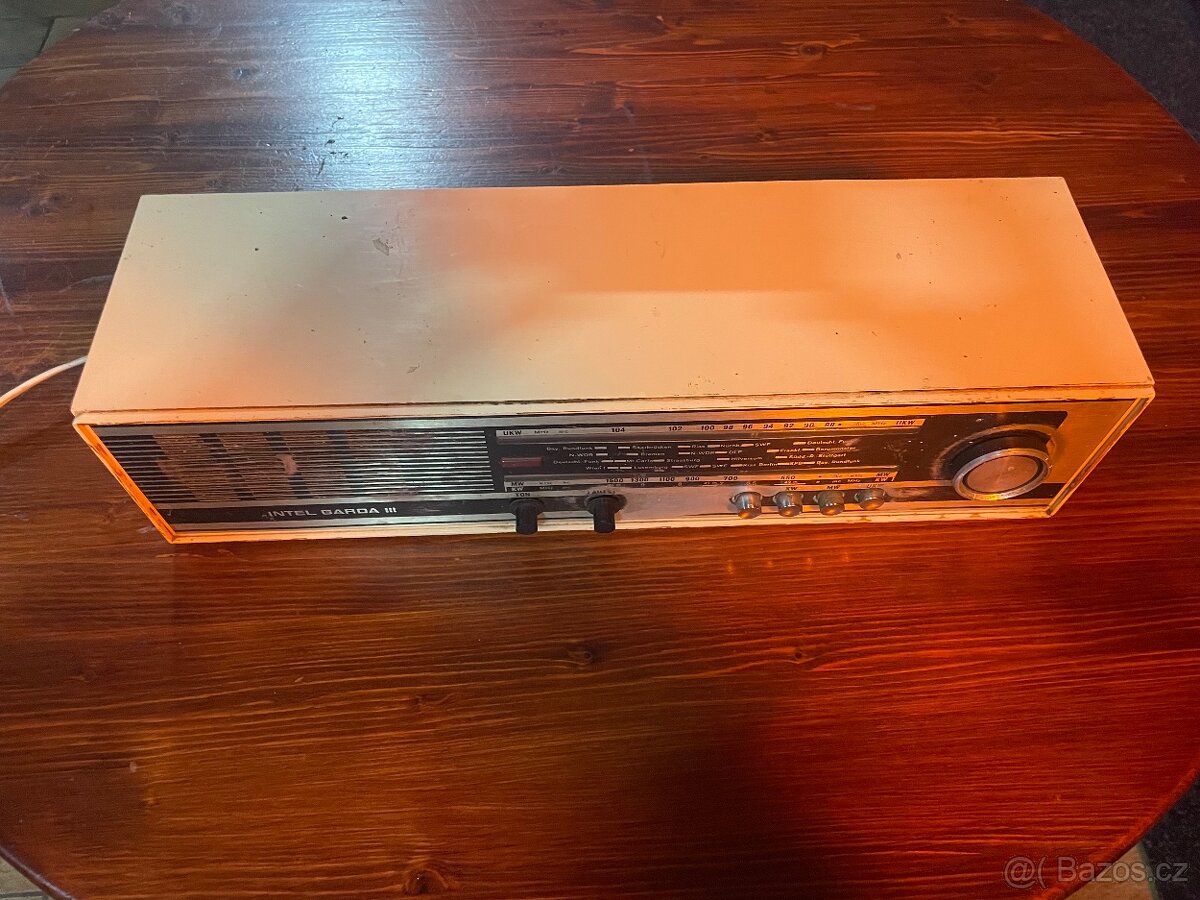 Retro rádio Intel Garda III - 3