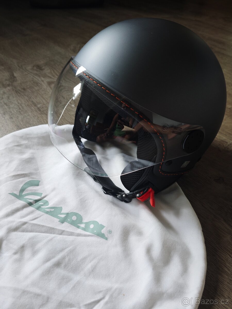 Stylová helma Vespa - 3