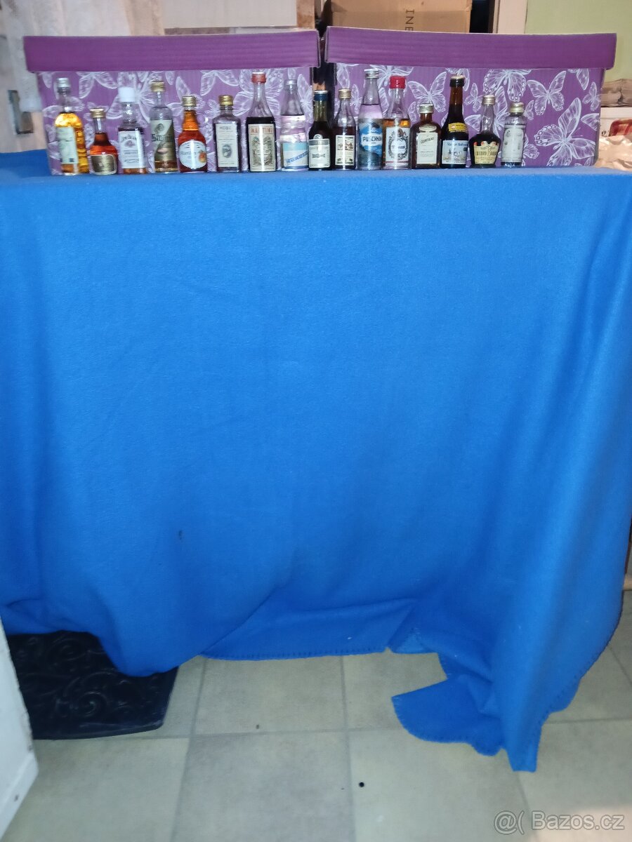 Sbírka lahviček s alkoholem - 3