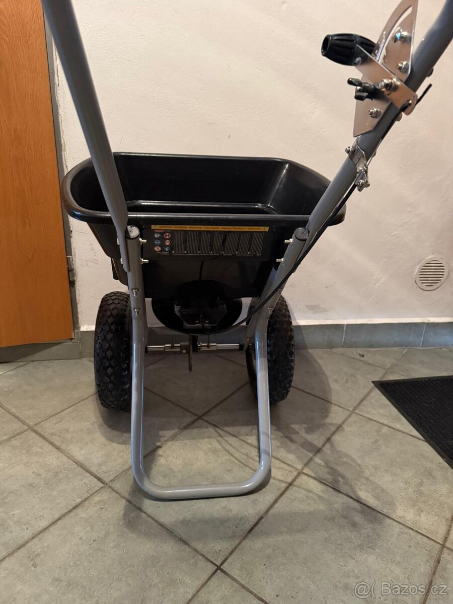 Posypový vozík - rozmetač HECHT - 3