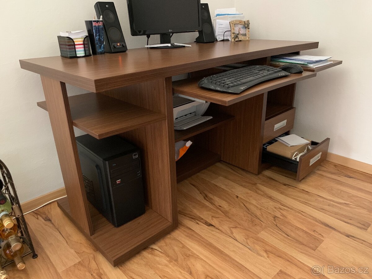 Pracovní stůl - PC - 3
