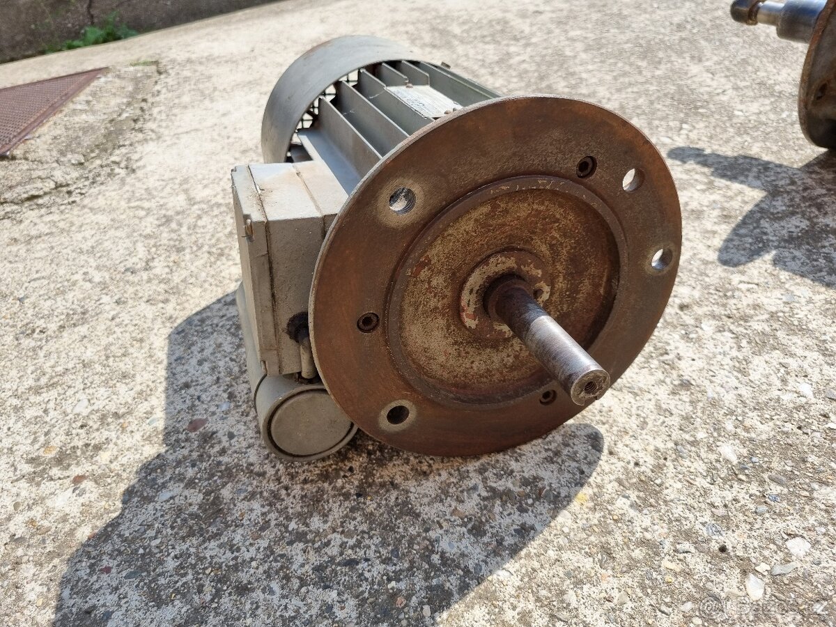 Motor ze sekačky 1,1 kW MEZ MOHELNICE - 3