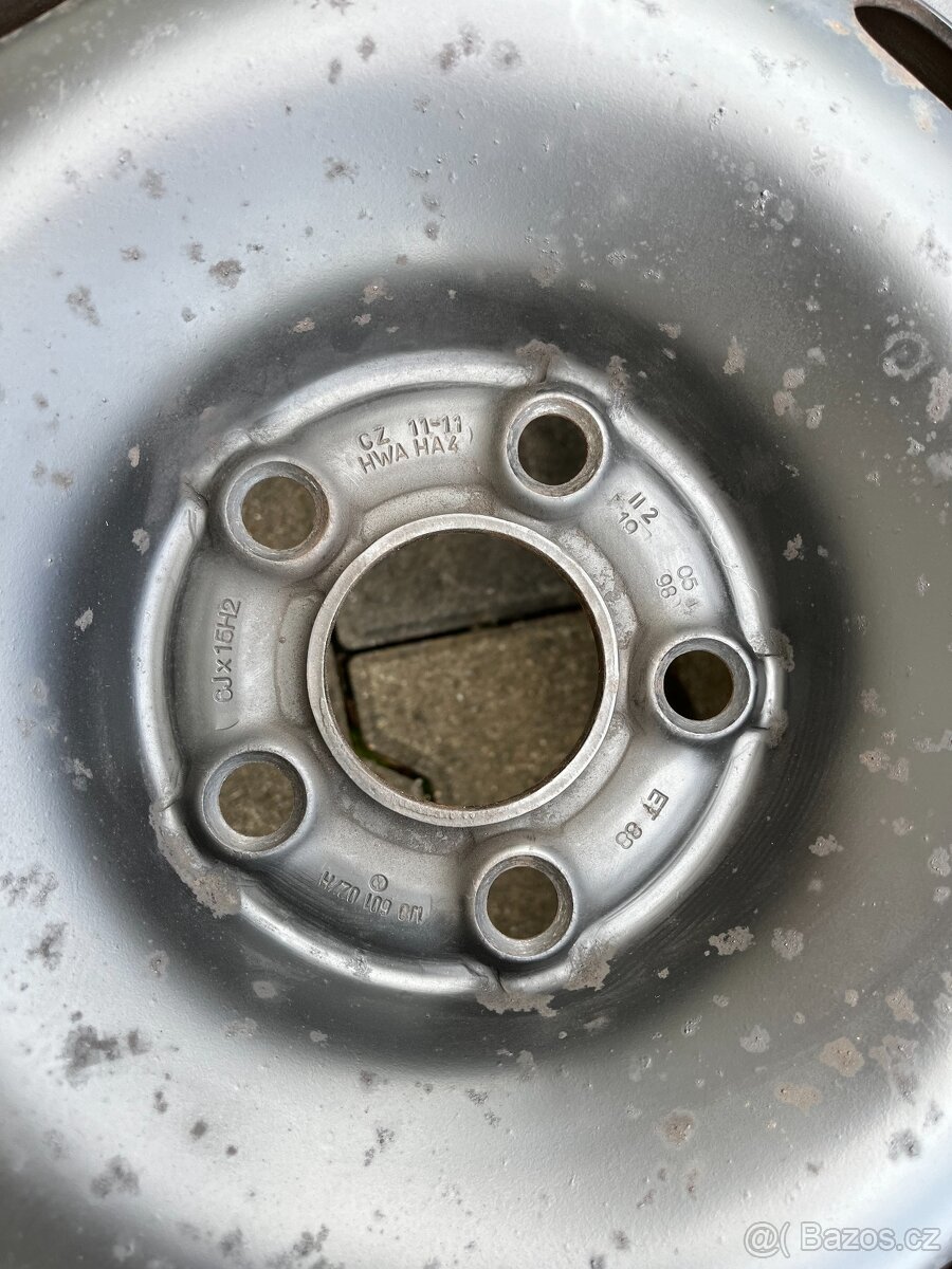 4x plechové disky 5x100 R15, zimní pneu 90% - 3
