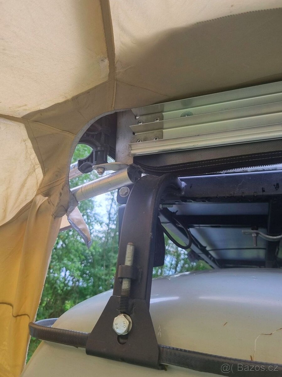 Vějířová markýza na offroad auto