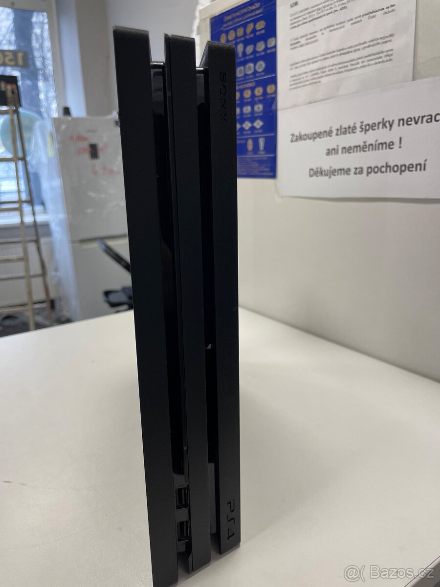 PlayStation 4 Pro + 2 ovladače + hra - 3