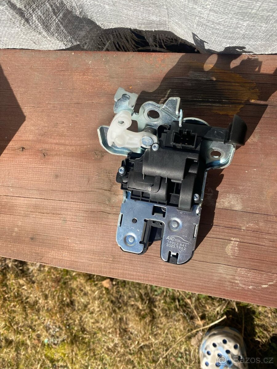 Zámek výklopných zadních dveří - 3