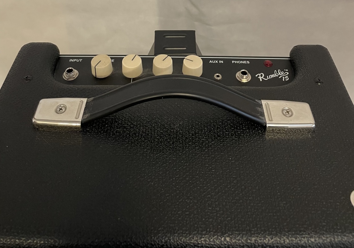 Fender Rumble 15 (v.3) – Baskytarové kombo 15W - 3