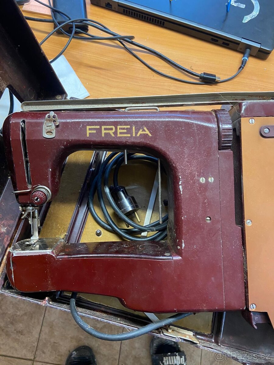 kufříkový el. šicí stroj - 3