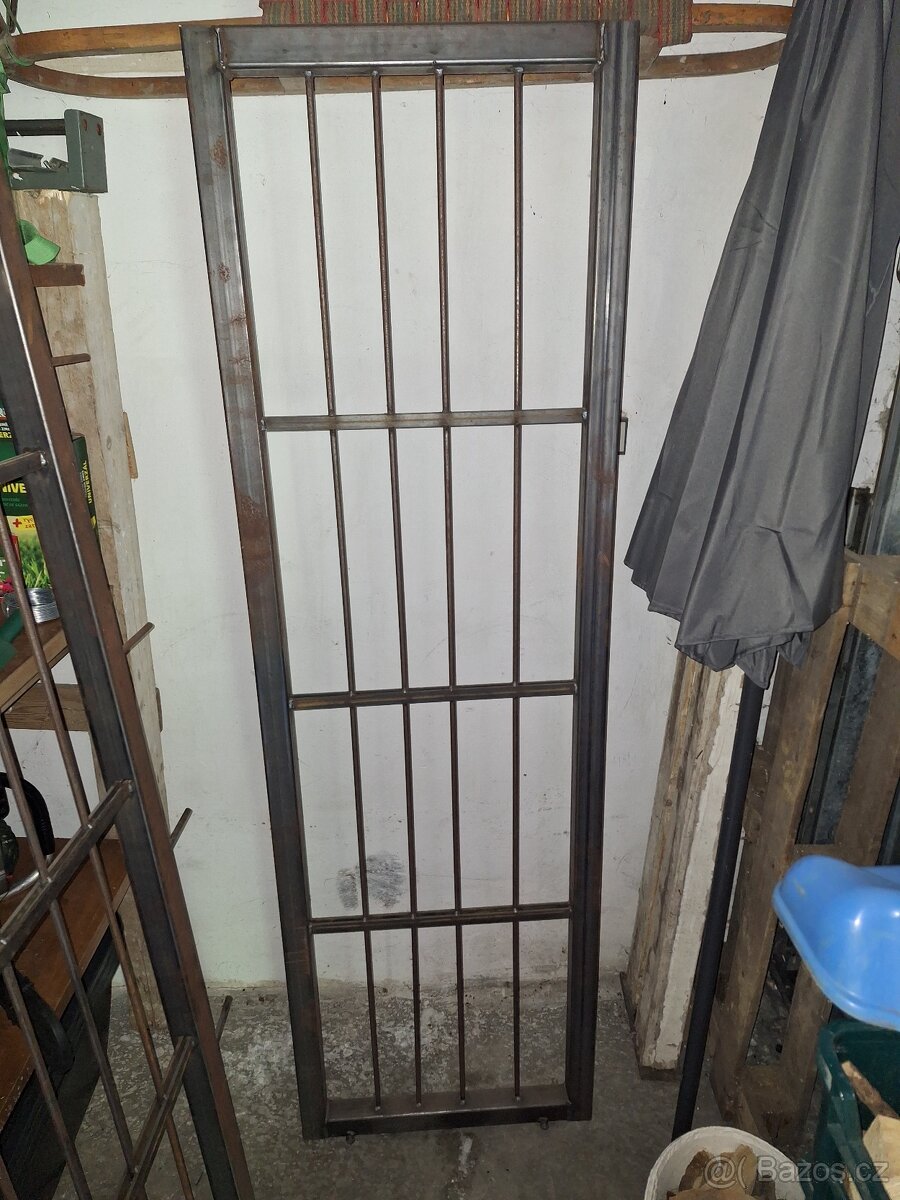 Prodám bytelné 2 kusy mříží - 3