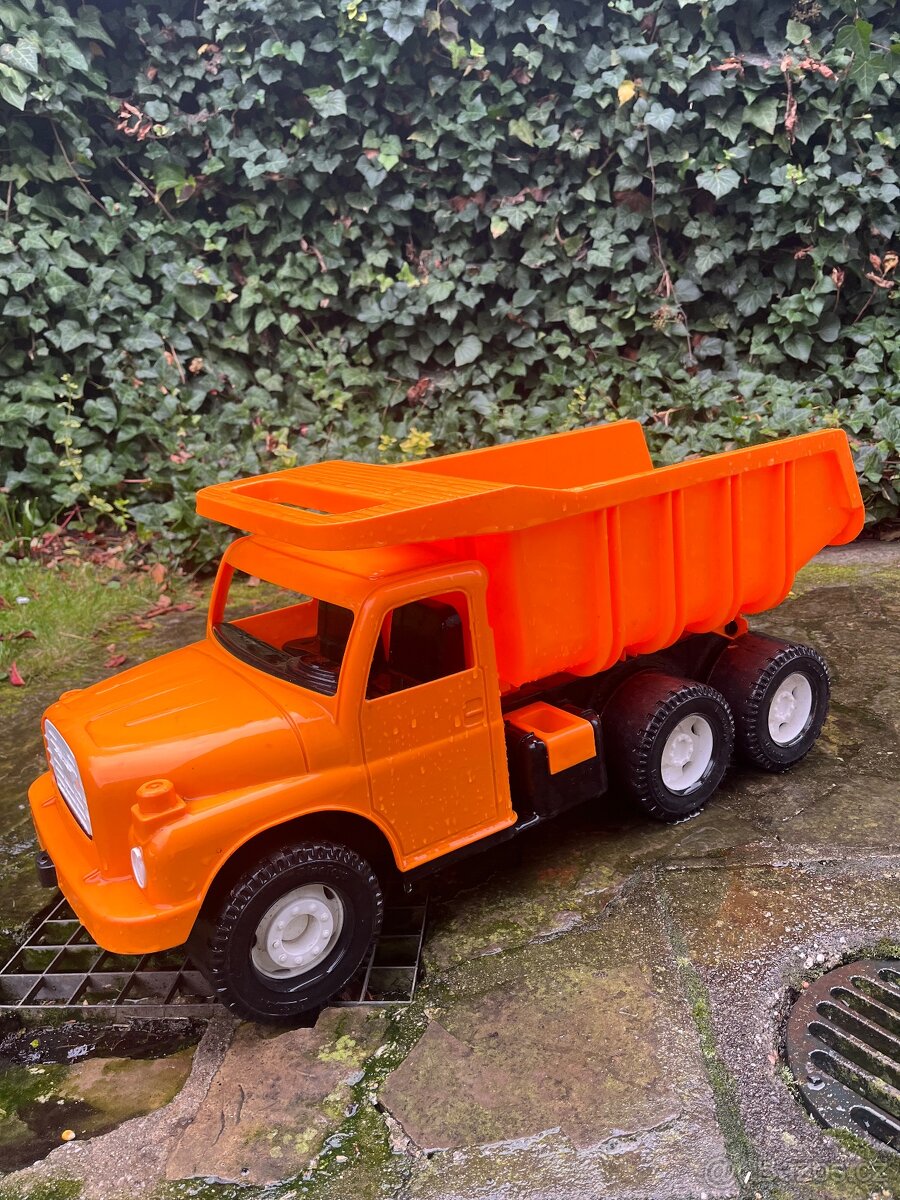 Oranžové auto tatra - 3