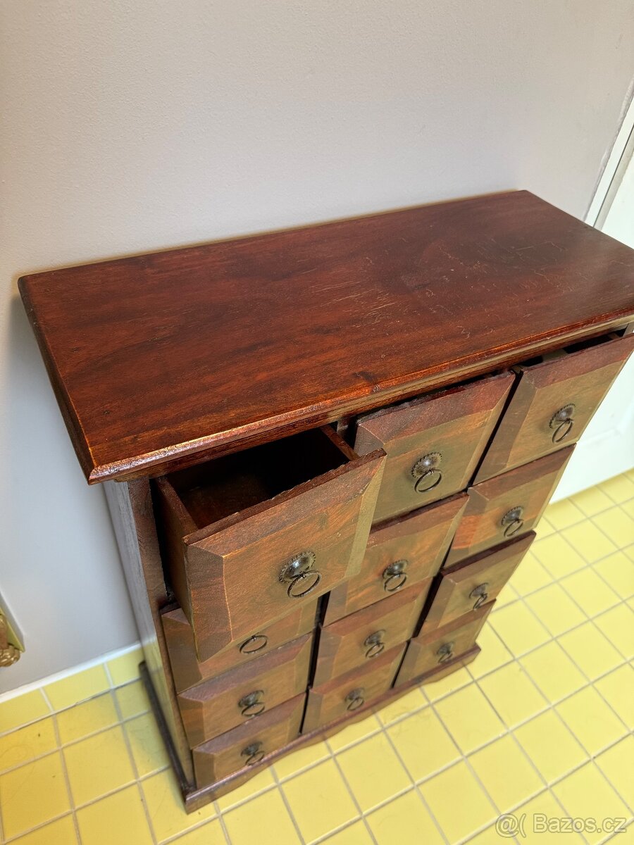 Malá masivní skříň (vhodná na CD) - 3