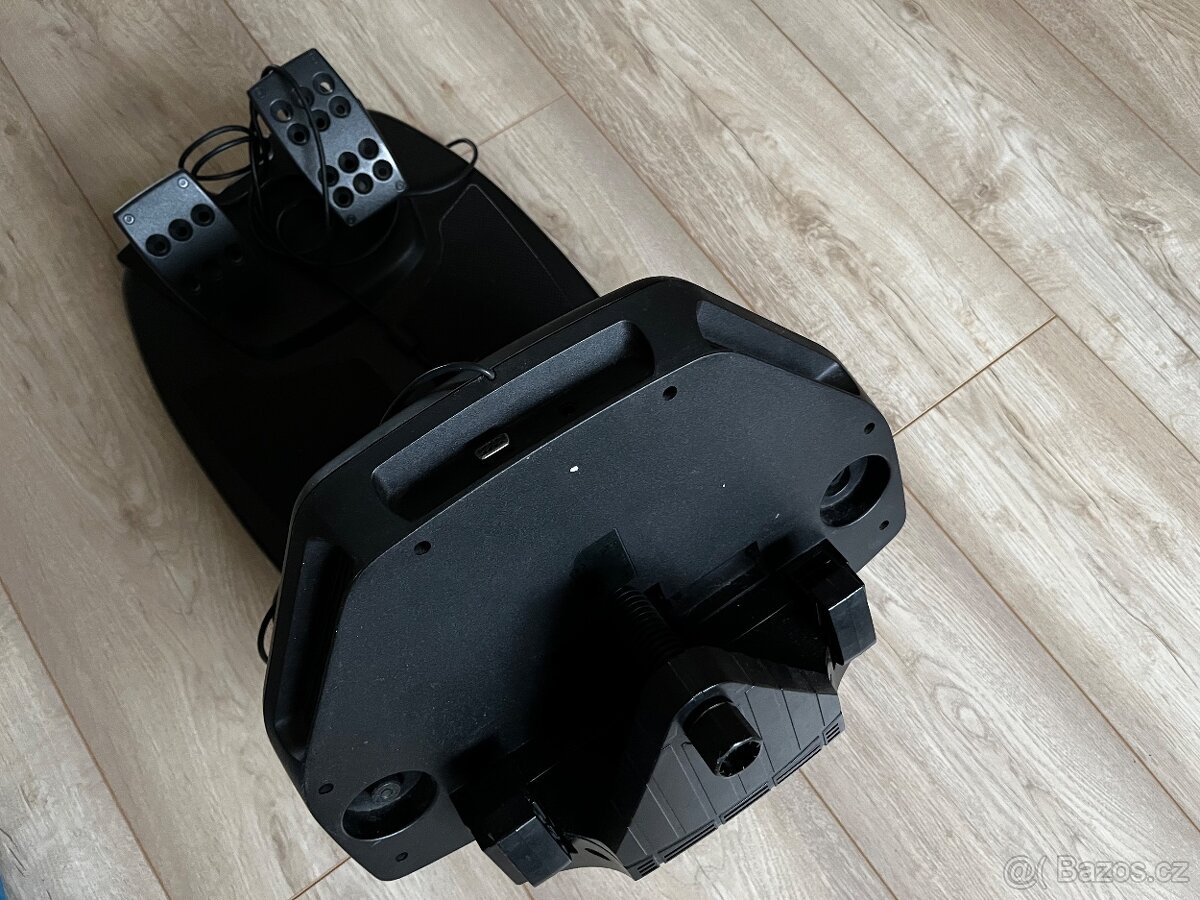 LOGITECH MOMO Racing Force volant - 3