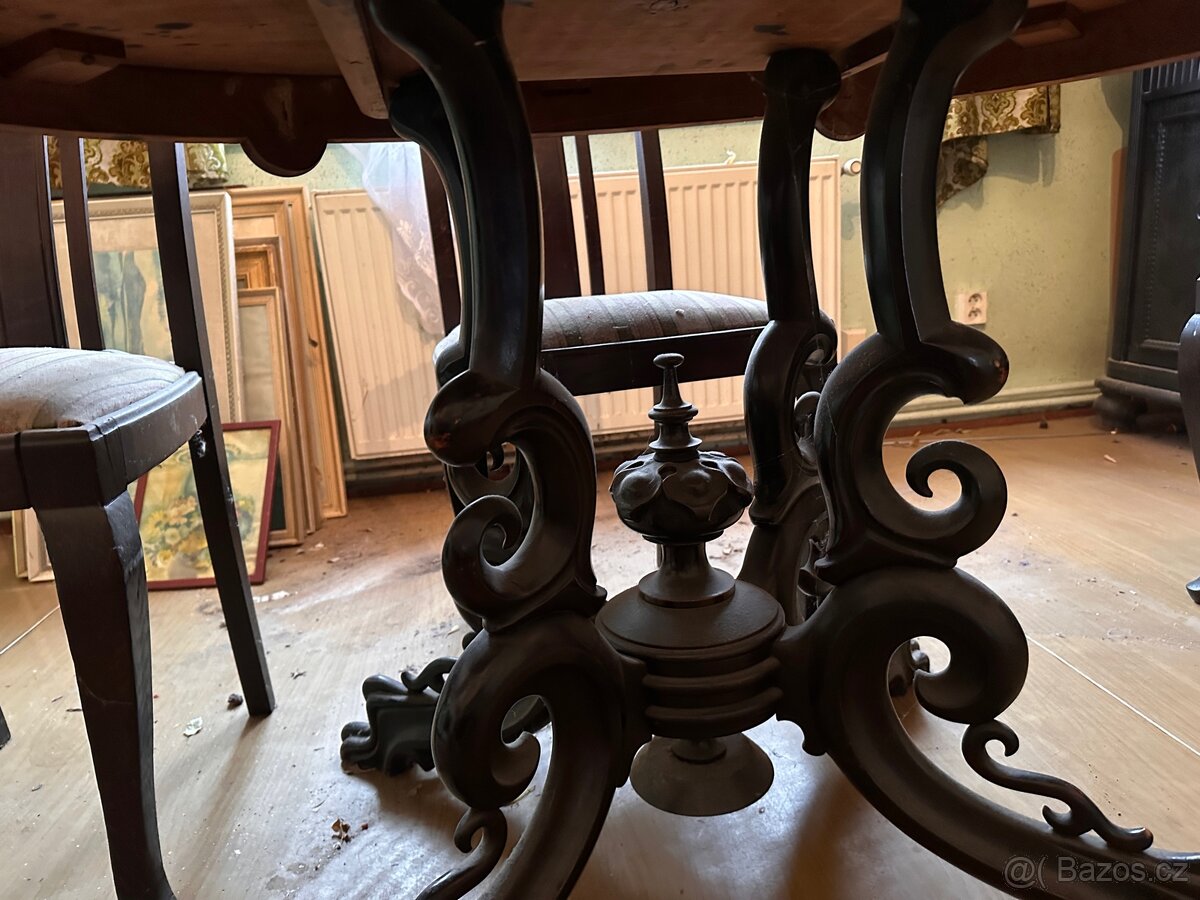 Dřevěný jídelní stůl - 3