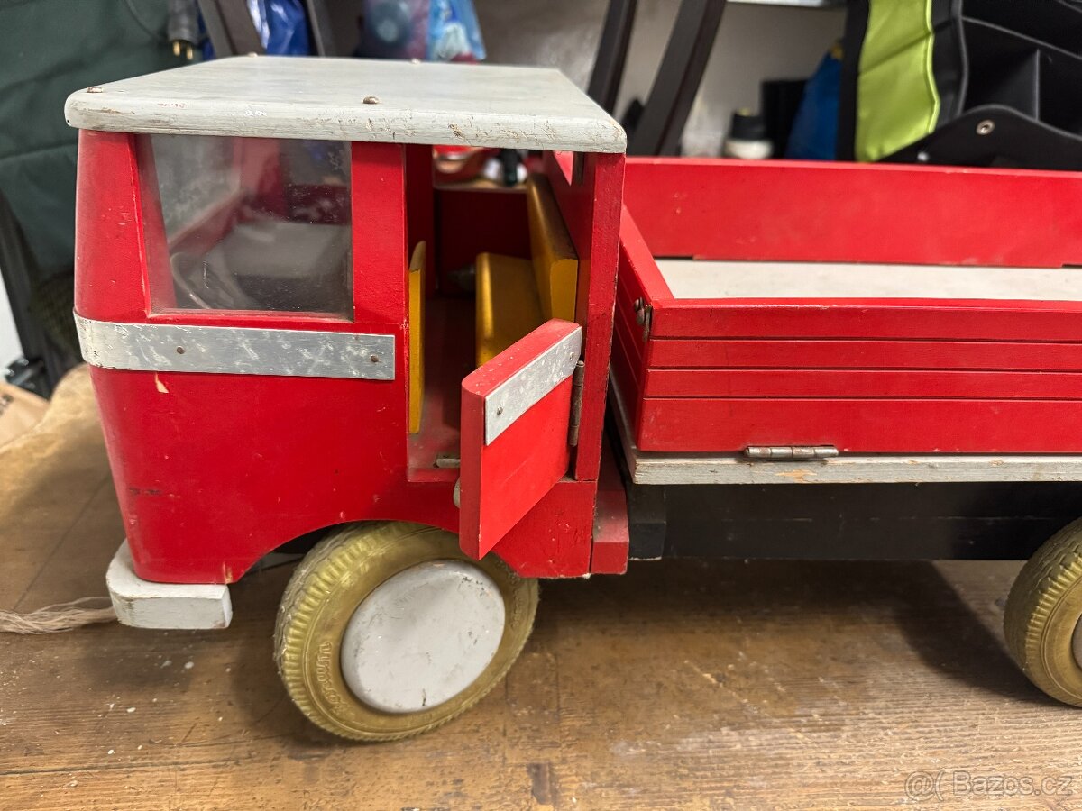 Staré dřevěné velké auto - 3